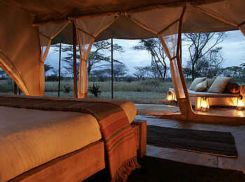 Naibor Camp: Gästezelt mit Außensofa Naibor Camp: Gästezelt mit Außensofa