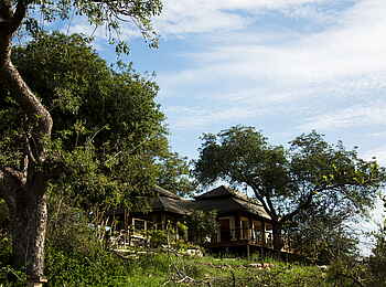 Simbavati Hilltop Lodge: Außenansicht der Mainlodge