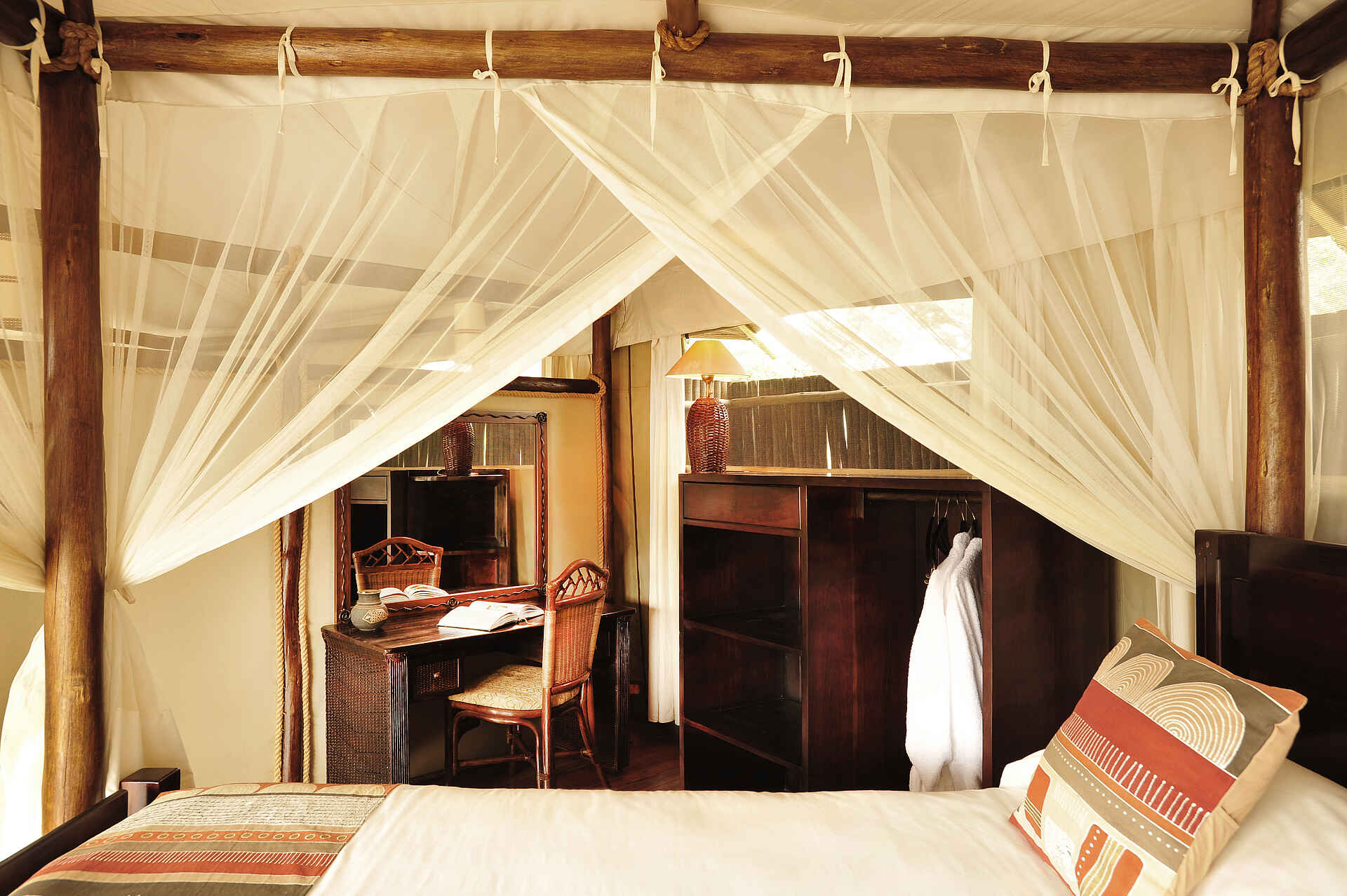 Abenteuer, Abgeschiedenheit, afrikarma, afrikarma.de, Ana Tree Camp, Anabaum, Anabezi, Anabezi Camp, Anabezi Luxury Tented Camp, Chalets, Charles Davy, Charles Davy und Yusuf Zumla, Entspannung, Erholung, Jeki, Kulefu, Leopard, Lower Zambezi, Lower Zambezi National Park, Lower Zambezi Nationalpark, Lusaka, Luxus, Mushika River, Panorama, Sambesi, Sambia, Wildnis, Yusuf Zumla, Zambezi, Zeltchalets, Doppelbett, Gästezelte, Moskitonetz, Afrikarma Safaris, Afrikarma Safaris - Wildnis. Hautnah., Afrikarma GmbH