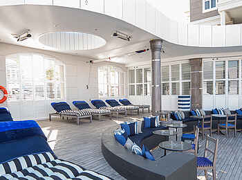 Cape Grace Hotel: Liegen am Swimming Pool Cape Grace Hotel: Liegen am Swimming Pool