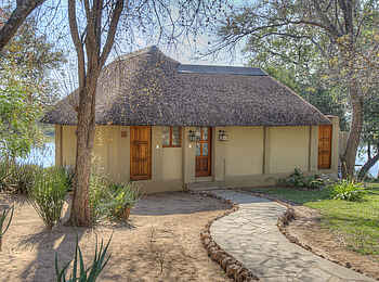 Divava Okavango Lodge and Spa: Gästechalet von vorne Divava Okavango Lodge and Spa: Gästechalet von vorne