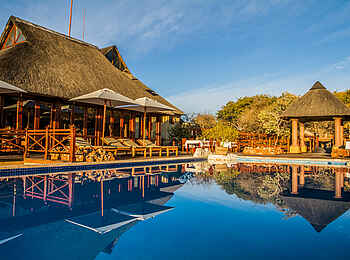 Epacha Game Lodge and Spa: Der Blick auf den Infinity Pool und die Poolbar