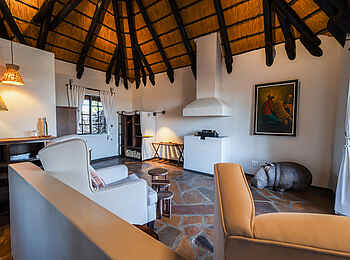 Kambaku Safari Lodge: Lounge Luxury Room