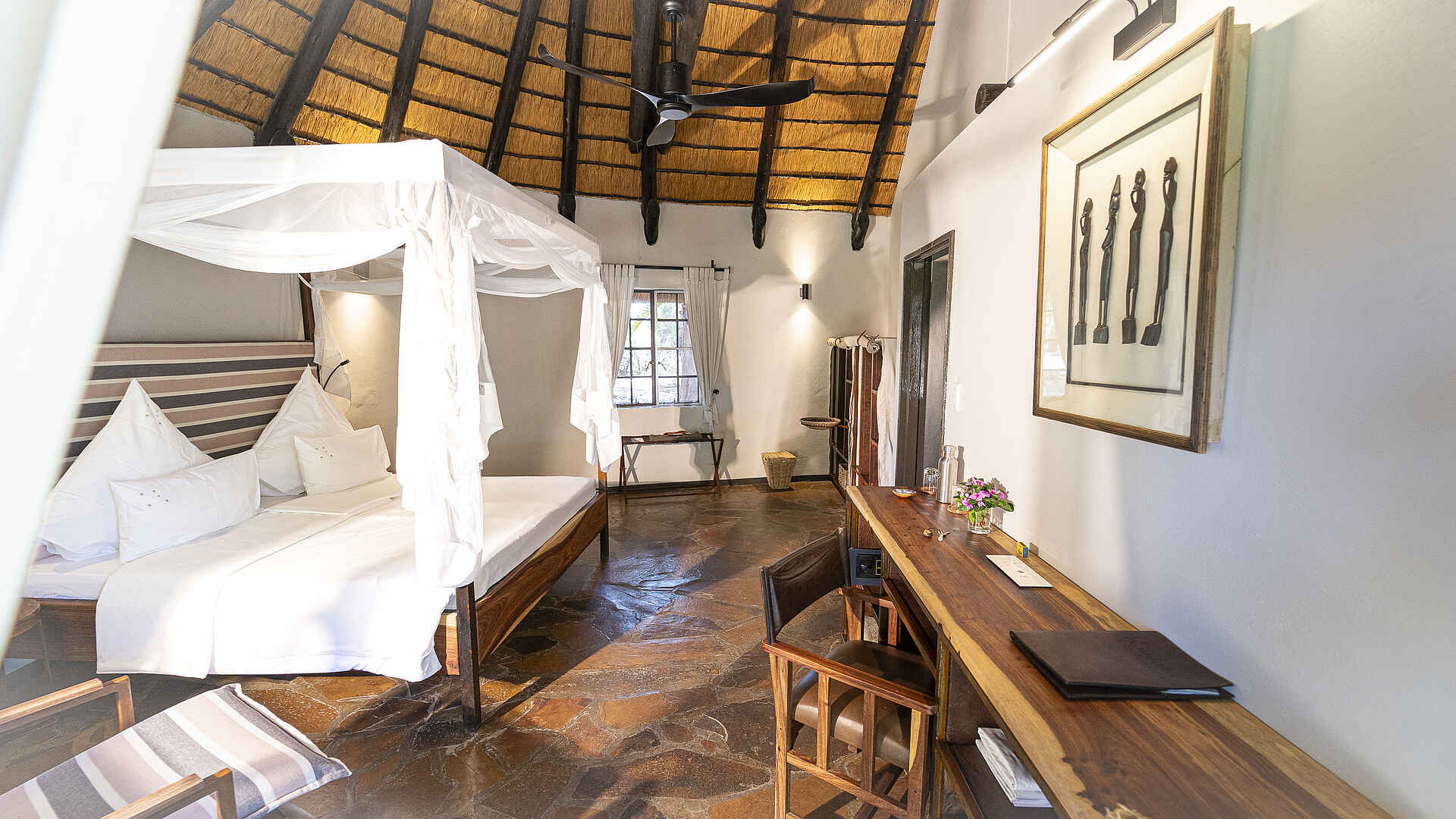 Kambaku Safari Lodge: Schlafbereich mit Schreibtisch