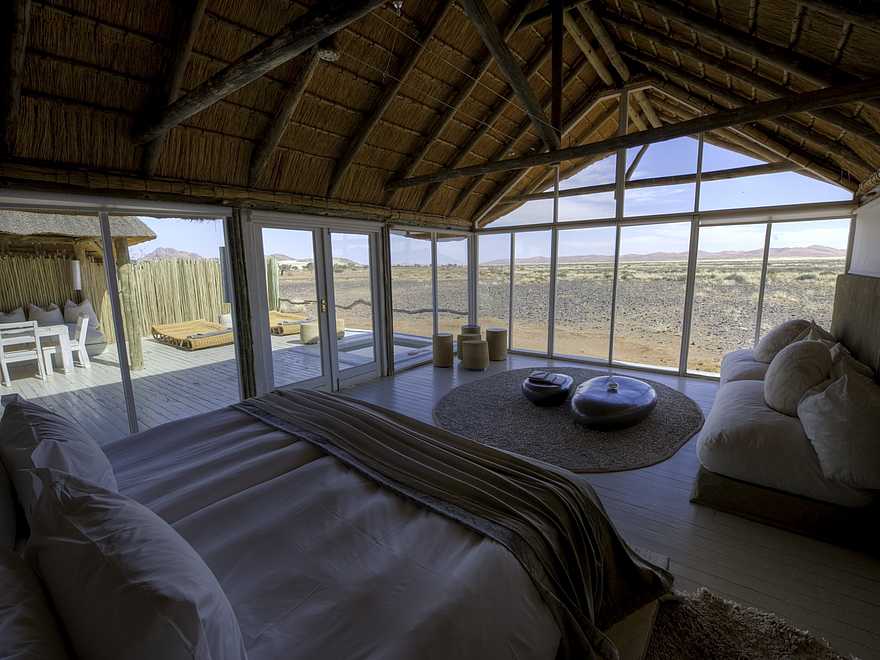 Little Kulala: Schlafbereich mit Blick auf die Wüstenlandschaft Little Kulala: Schlafbereich mit Blick auf die Wüstenlandschaft