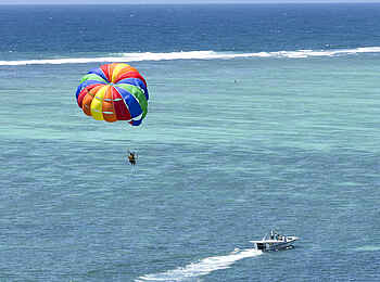 LUX Belle Mare: Parasailinng LUX Belle Mare: Parasailinng