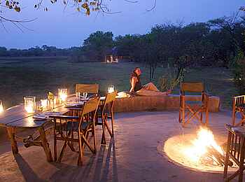 Nanzhila Plains Safari Camp: Feuerplatz Nanzhila Plains Safari Camp: Feuerplatz