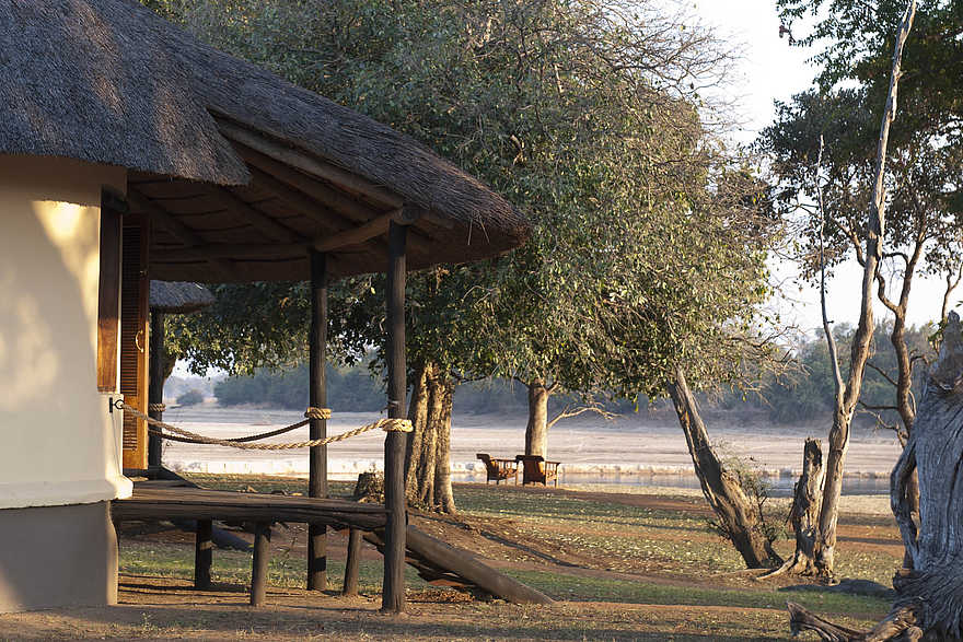 Nsefu Camp: Blick vom Gästechalet zum Flussufer Nsefu Camp: Blick vom Gästechalet zum Flussufer