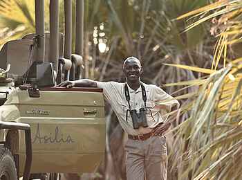 Roho ya Selous Camp: Ein Guide am offenen Safari Fahrzeug Roho ya Selous Camp: Ein Guide am offenen Safari Fahrzeug