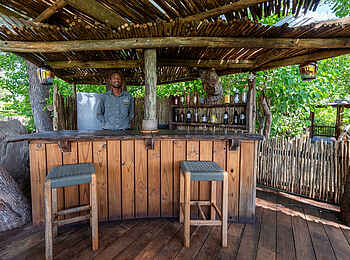 Saguni Safari Lodge: Die Außenbar Saguni Safari Lodge: Die Außenbar