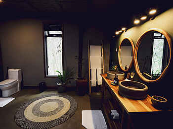 Sambora Kinigi Lodge: Doppelwaschbecken und Toilette