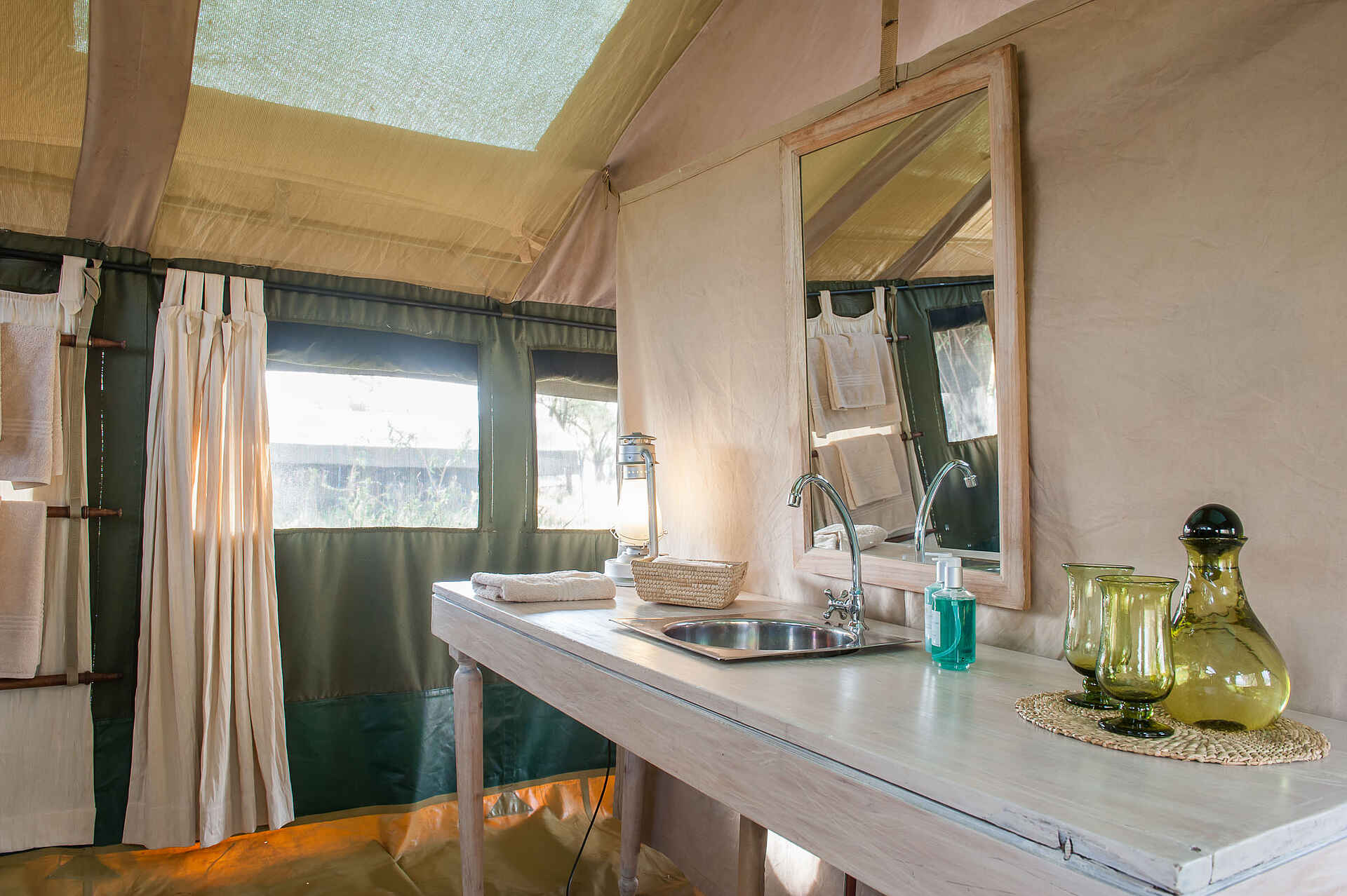 nomad tanzania serengeti safari camp, serengeti migration safari, serengeti safari camp, serengeti safari camp bilder, serengeti safari camp nomad, waschtisch, zelt
