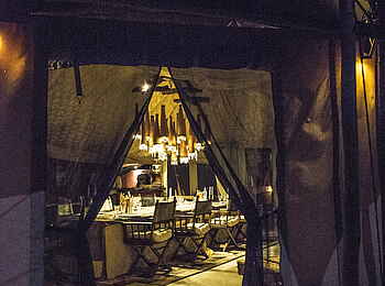 Shu'mata Camp: Abendessen im Barockstil Shu'mata Camp: Abendessen im Barockstil