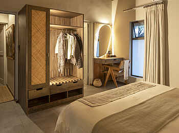 Simbavati Waterside Lodge: Suite mit Kleiderschrank und Schminktisch Simbavati Waterside Lodge: Suite mit Kleiderschrank und Schminktisch