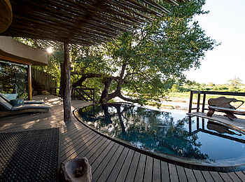 Singita Boulders Lodge: Terrasse mit Pool und Aussicht