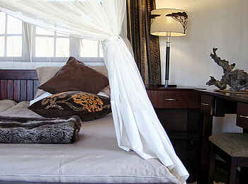 Vingerklip Lodge: Bett und Tisch im Gästechalet