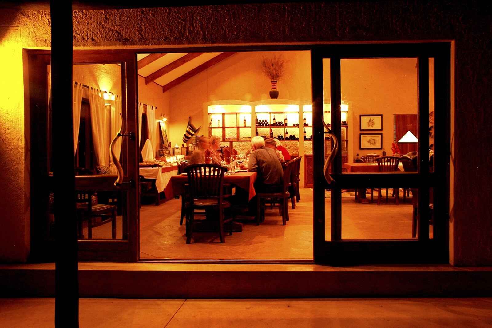 Waterberg Guest Farm: Erleuchteter Speiseraum Waterberg Guest Farm: Erleuchteter Speiseraum