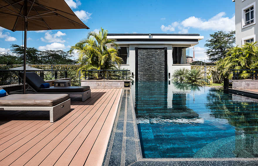 Eka Hotel: Pool mit Sonnendeck und Liegen Eka Hotel: Pool mit Sonnendeck und Liegen