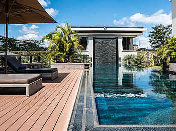 Eka Hotel: Pool mit Sonnendeck und Liegen