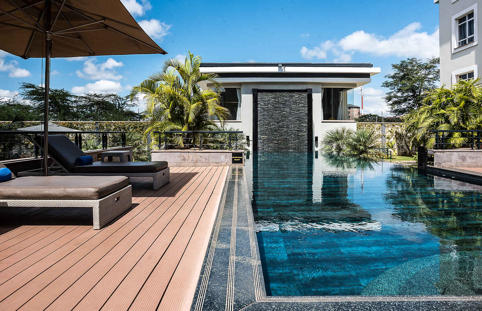 Eka Hotel: Pool mit Sonnendeck und Liegen Eka Hotel: Pool mit Sonnendeck und Liegen