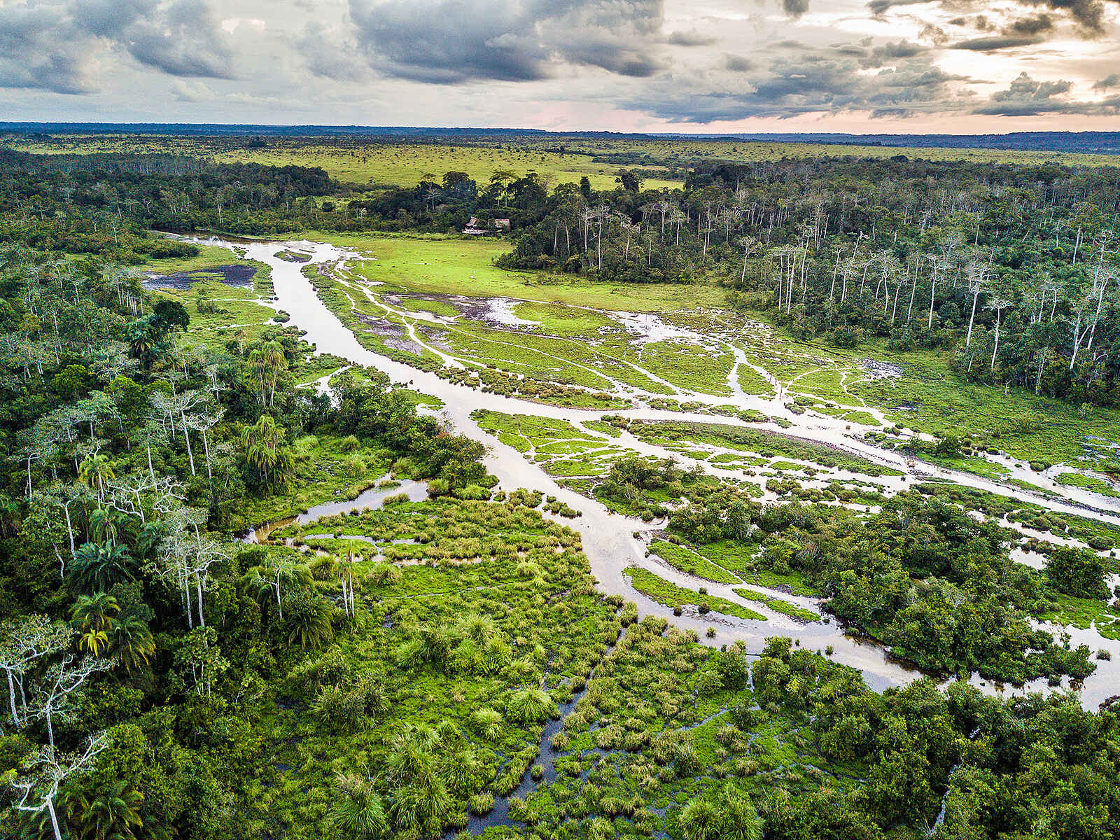 Lango Camp: Die Lango Bai aus der Luft Lango Camp: Die Lango Bai aus der Luft