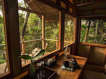 Mboko Camp: Blick aus der Gästunterkunft auf die Veranda