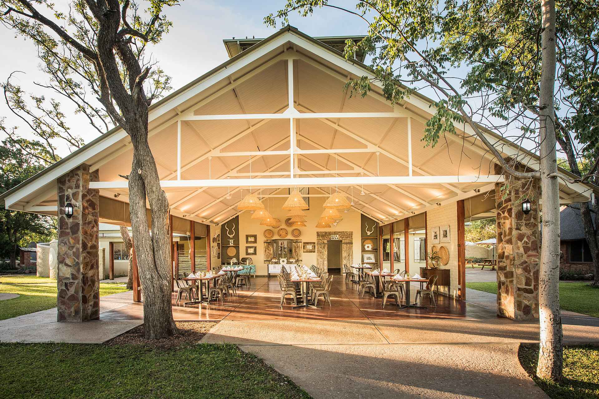 Afrikarma, Afrikarma Safaris, Afrikarma Safaris - Wildnis. Hautnah., Afrikarma.de, Robins Camp, Bäume, Besteck, Bilder, Gläser, Gras, Lampen, Ornamente, Servietten, Stühle, Teller, Tische