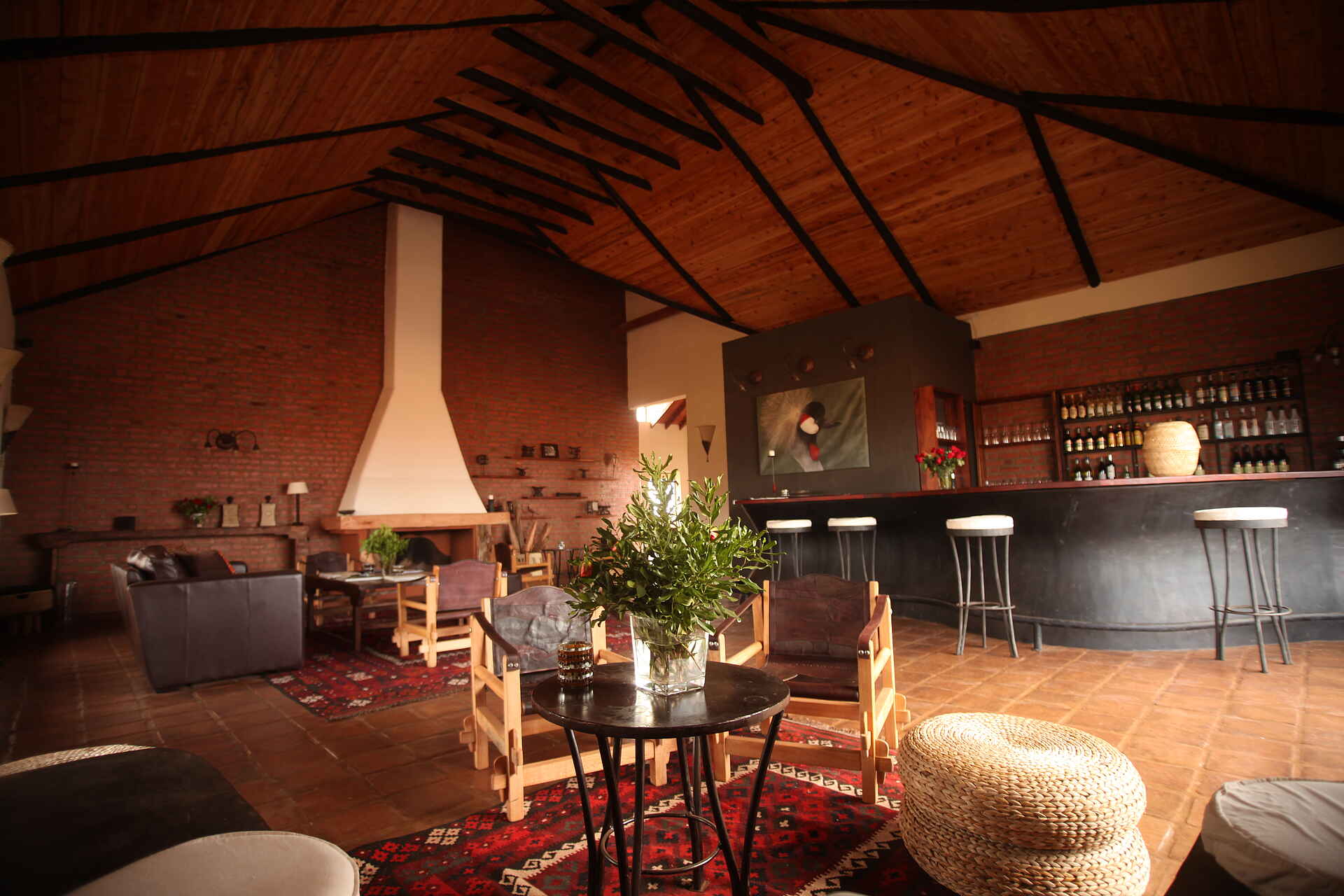 Bashay Rift Lodge, Karatu, Ngorongoro Conservation Area, Tanganyika Expeditions, Bar, Kamin, Lounge, Teppich, Afrikarma, Afrikarma Safaris, Afrikarma Safaris - Wildnis. Hautnah., Afrikarma.de