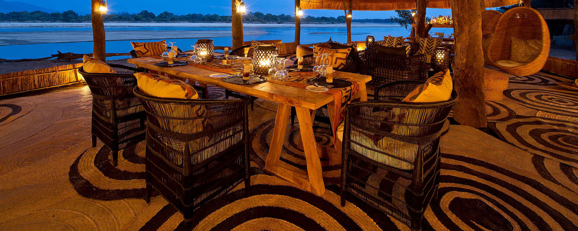 Bushcamp Company, Chamilandu Bushcamp, Game Drive, Lagune, Luangwa River, Luangwa-Tal, South Luangwa National Park, Walking Safari, Abendstimmung, Esstisch, Hauptgebäude, Kerzen, Stuhl, Tisch, Afrikarma, Afrikarma Safaris, Afrikarma.de, Andy Hogg, Paul Allen