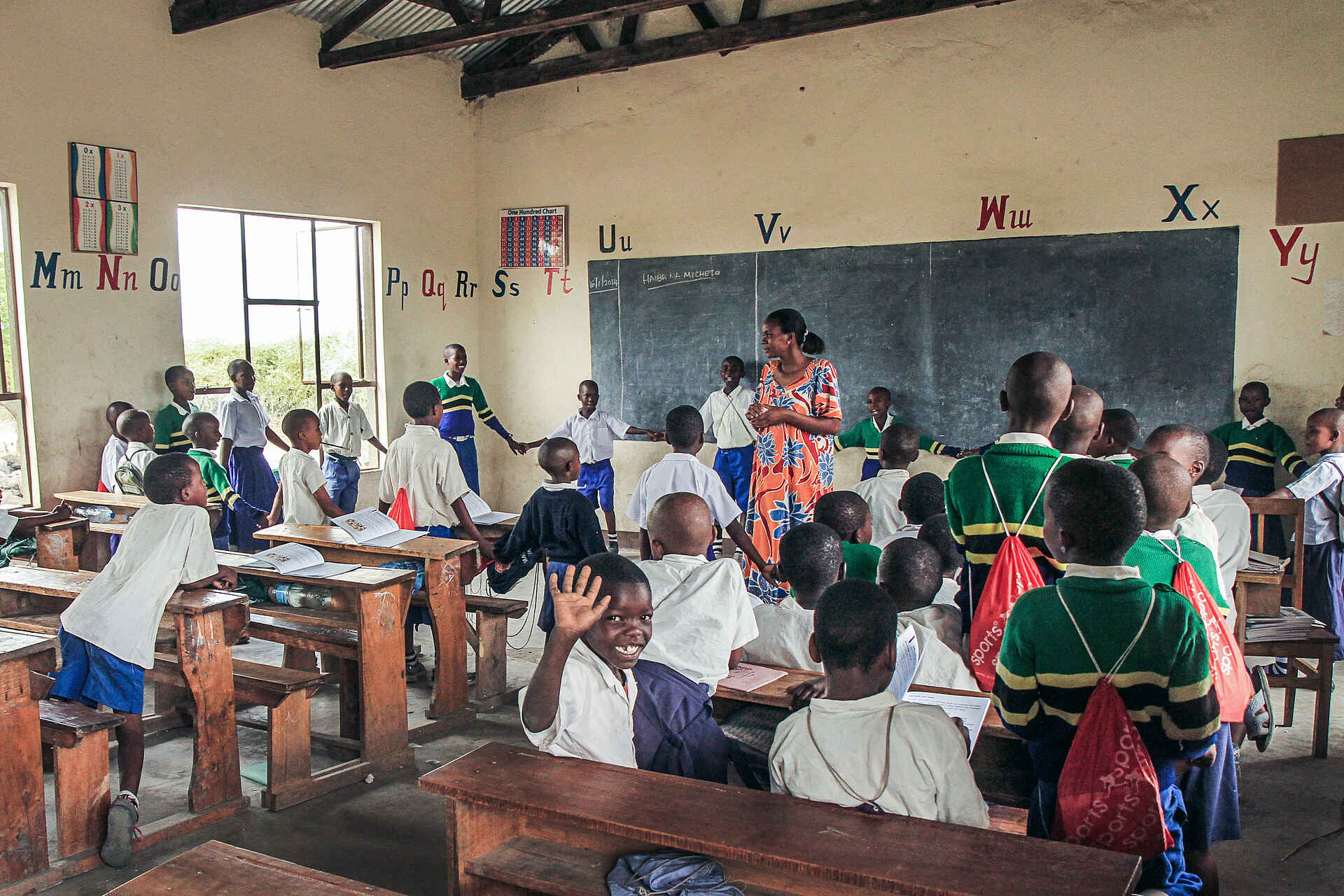 Chem Chem Lodge: Unterricht 5 sterne, afrikarma, arusha airport, auszeichnung, award, ballonsafari, bilder, buchen, buchung, chem chem, chem chem amani spa, chem chem lodge, chem chem reservat, chem chem reserve, elefant, fabia bausch, flamingo, gallerie, game drives, geführte Buschwanderungen, heißluftballon, helikopter, information, informieren, kilimanjaro international airport, kuro airstrip, lake manyara, lake manyara airstrip, leopard, lifewildlife, little chem chem, löwe, luxuriös, luxus, manyara, manyara-see, massage, nachhaltigkeit, nicolas negre, ostufer, pirschfahrten, private concession, private konzession, private reserve, privatreservat, reise, reisen, reiseveranstalter, safari, shop, slow safari, souvenirshop, spa, tansania, tanzania, tarangire, tarangire national park, tarangire nationalpark, urlaub, vollpension, www.afrikarma.de, yoga, aktivitäten, kinder, lernen, schule, schüler, schulhaus, unterricht