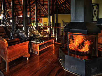 Chobe Savanna: Lounge mit Kamin Chobe Savanna: Lounge mit Kamin