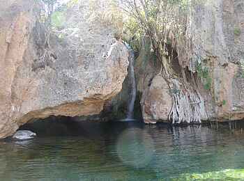 Fort Sesfontein: Eine Wasserstelle mit einen kleinen Wasserfall