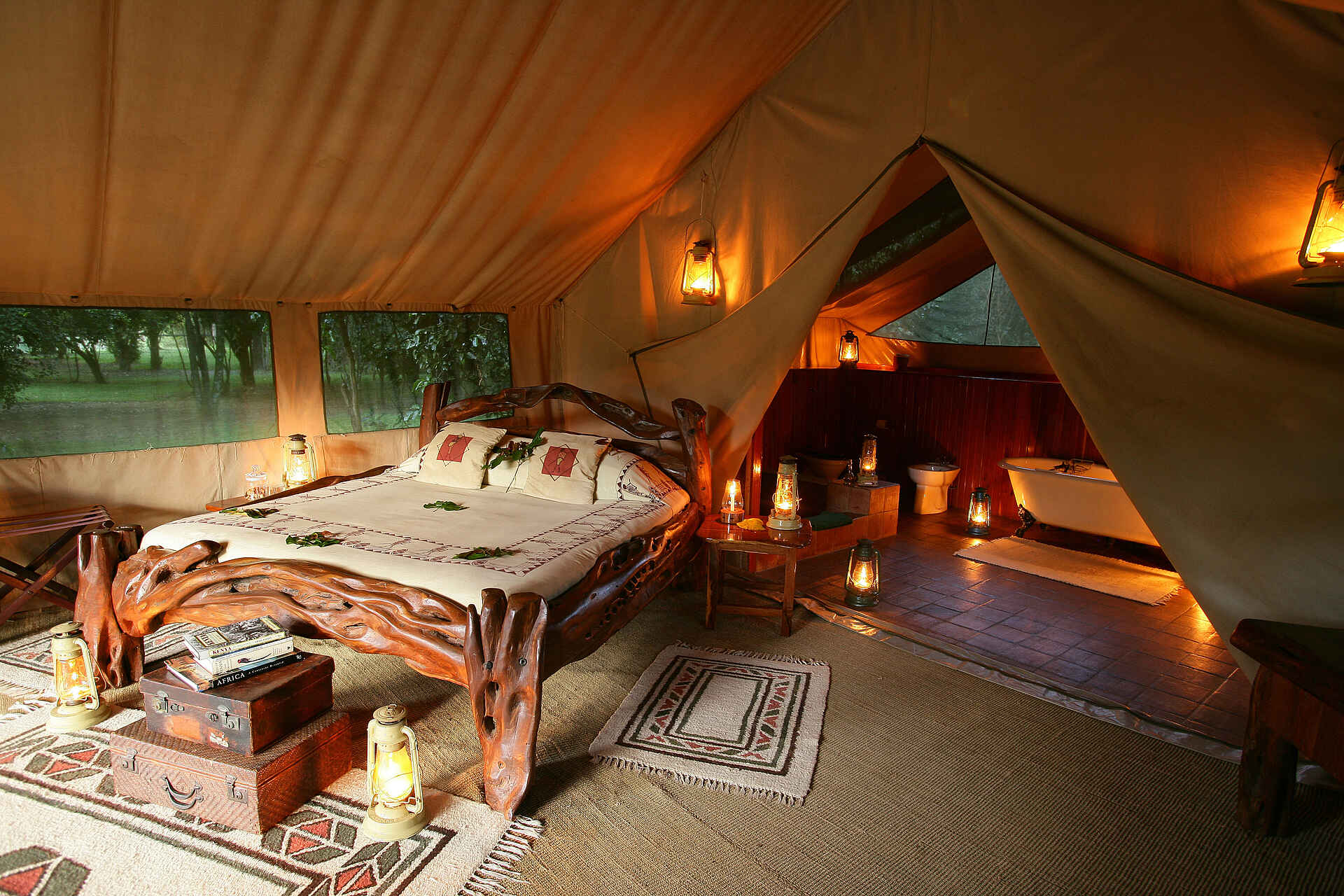 Governors' Camp Collection, Governors' Il Moran Camp, Kenia, Luxus, Masai Mara, Bett, Gästeunterkünfte, Afrikarma, Afrikarma Safaris, Afrikarma Safaris - Wildnis. Hautnah., afrikarma.de