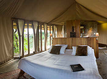 Grumeti Hills Camp: Doppelbett und Waschtisch