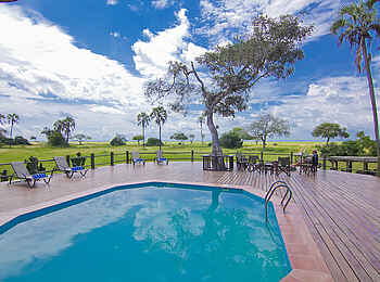 Katuma Bush Lodge: Der Pool mit seiner Sonnenterrasse