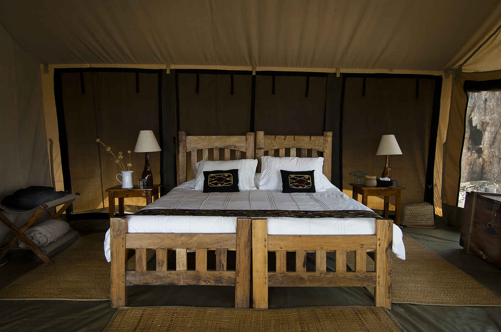 Kigelia Camp: Doppelbett und Nachttische Kigelia Camp: Doppelbett und Nachttische