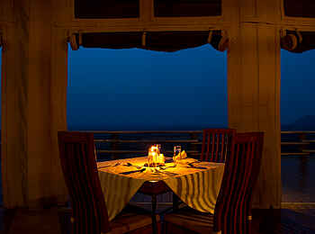 Kubu Kubu Tented Camp: Essen bei Kerzenschein