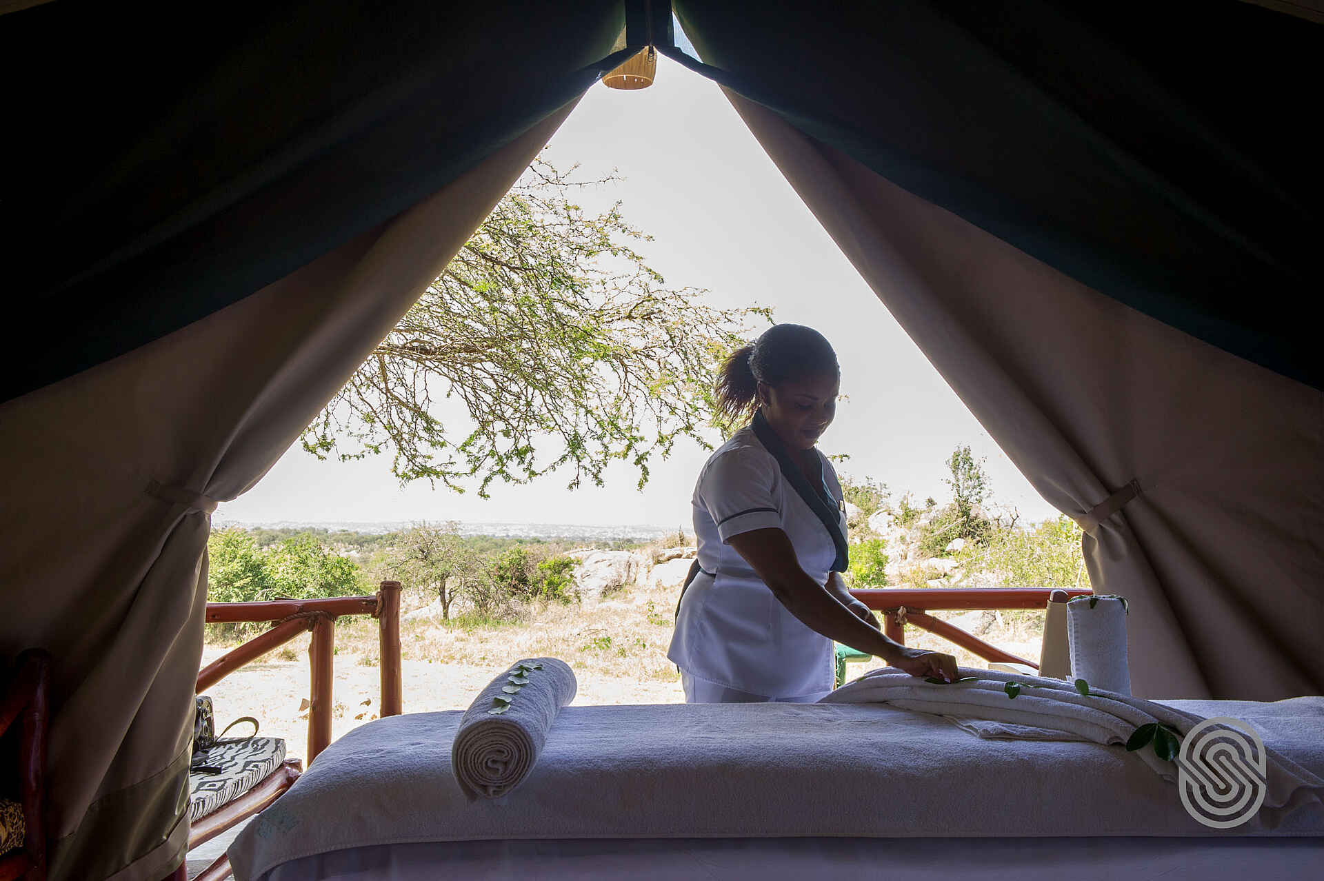 Mbuzi Mawe Serena Camp: Massagezelt Mbuzi Mawe Serena Camp, Serena Hotels, Serengeti, Massage, Wellness, afrikarma, afrikarma Safaris, afrikarma Safaris - Wildnis. Hautnah., afrikarma.de