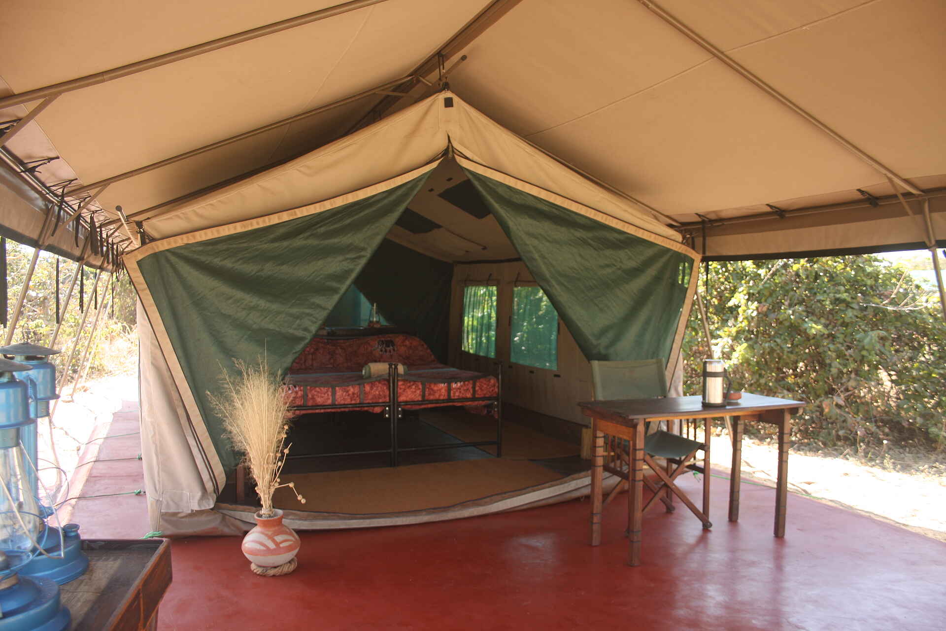 Mdonya Old River Camp: Geöffnetes Gästezelt Essential Destinations, Mdonya Old River Camp, Ruaha National Park, Doppelbett, Gästezelt, Holzplattform, afrikarma, afrikarma Safaris, afrikarma Safaris - Wildnis. Hautnah., afrikarma.de