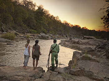 Mkulumadzi Lodge: Felsen im Fluss
