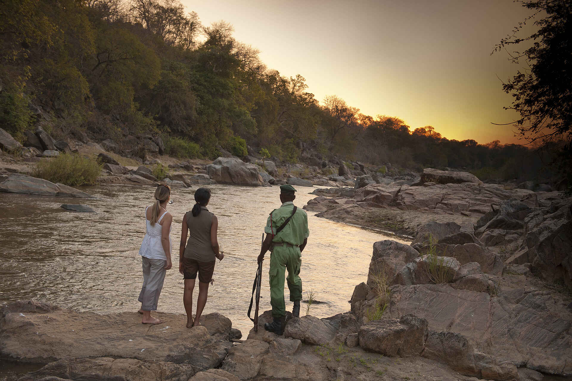 Mkulumadzi Lodge: Felsen im Fluss