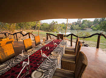 Mukambi Fig Tree Bush Camp: Der gedeckte Tisch für das Dinner