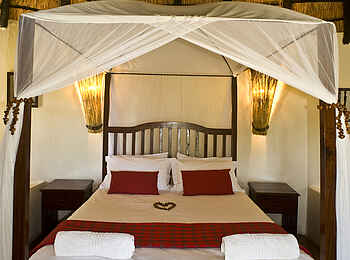 Mukambi Safari Lodge: Doppelbett im Gästechalet Mukambi Safari Lodge: Doppelbett im Gästechalet