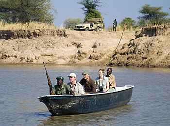 Robin Pope Safaris: Flussüberquerung im Aliminiumboot