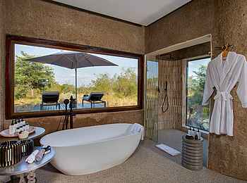 Sabi Sabi Earth Lodge: Amber Villa freistehende Badewanne Sabi Sabi Earth Lodge: Amber Villa freistehende Badewanne