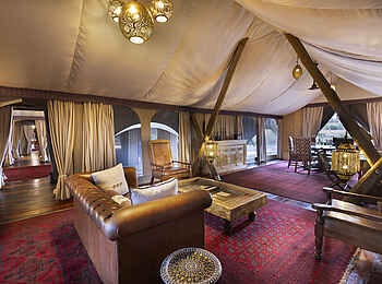 The Sambuk Suite at Mara Nyika Camp: Der Wohnbereich mit Verbindung zu den Schlafzimmern The Sambuk Suite at Mara Nyika Camp: Der Wohnbereich mit Verbindung zu den Schlafzimmern