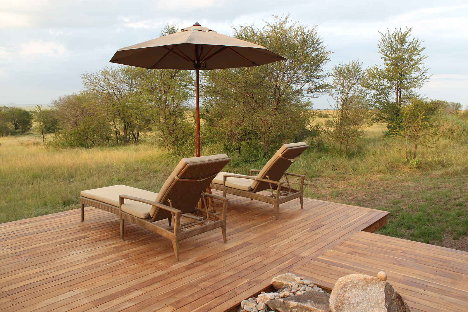 Sayari Camp: Erweitertes Deck in der Honeymoon Suite Sayari Camp: Erweitertes Deck in der Honeymoon Suite