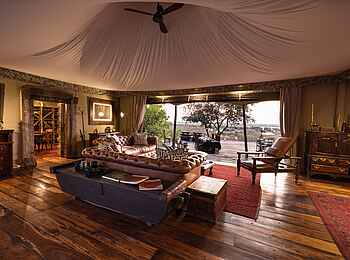 Zarafa Camp: Lounge mit Weinkeller