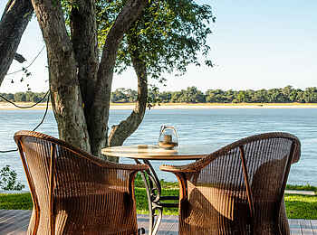 Baines River Camp: Kaffeetisch auf der Terrasse Baines River Camp: Kaffeetisch auf der Terrasse