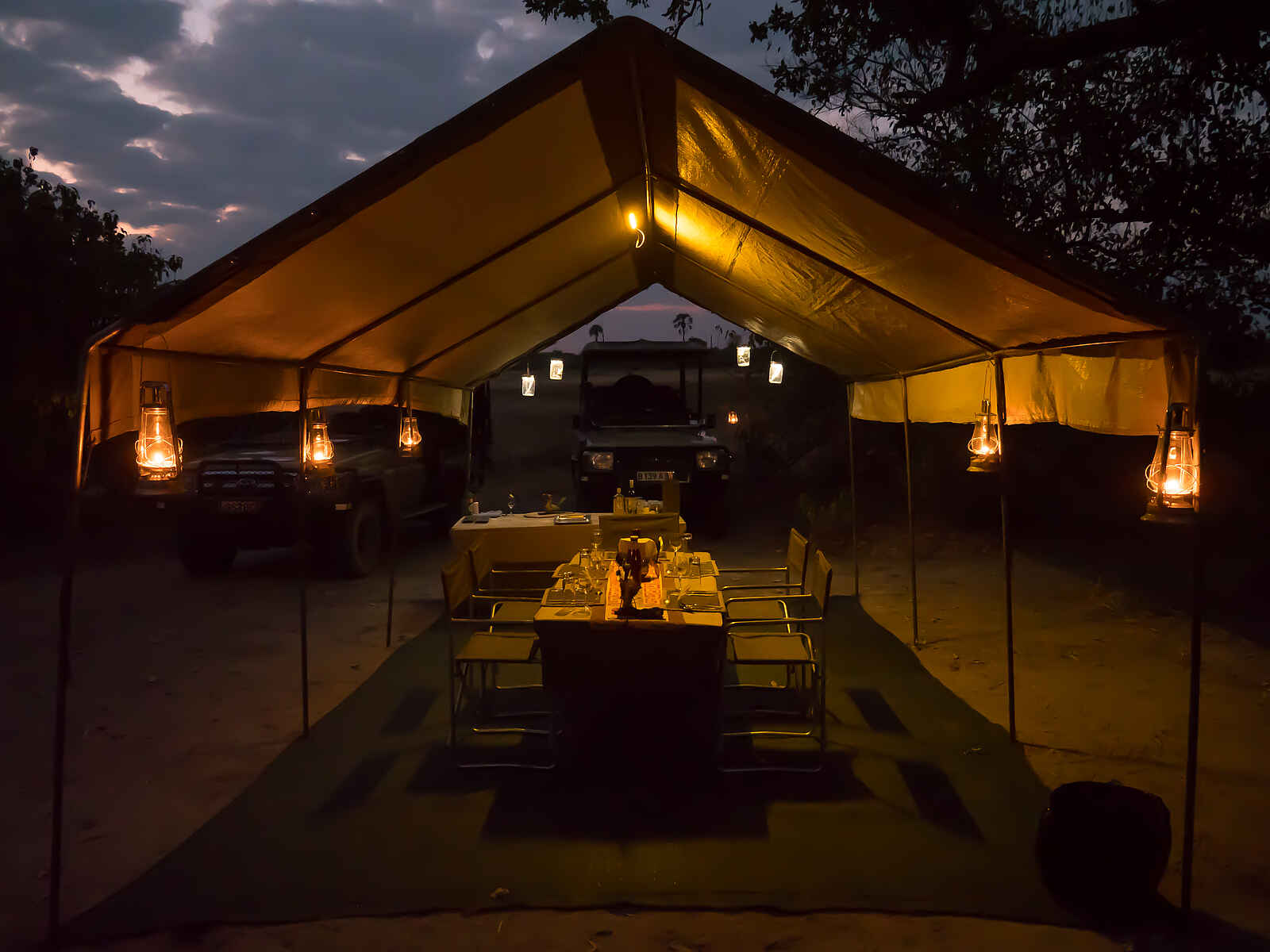 Botswana Camping Highlights: Im Messe-Zelt wird zu Abend gegessen Botswana Camping Highlights: Im Messe-Zelt wird zu Abend gegessen